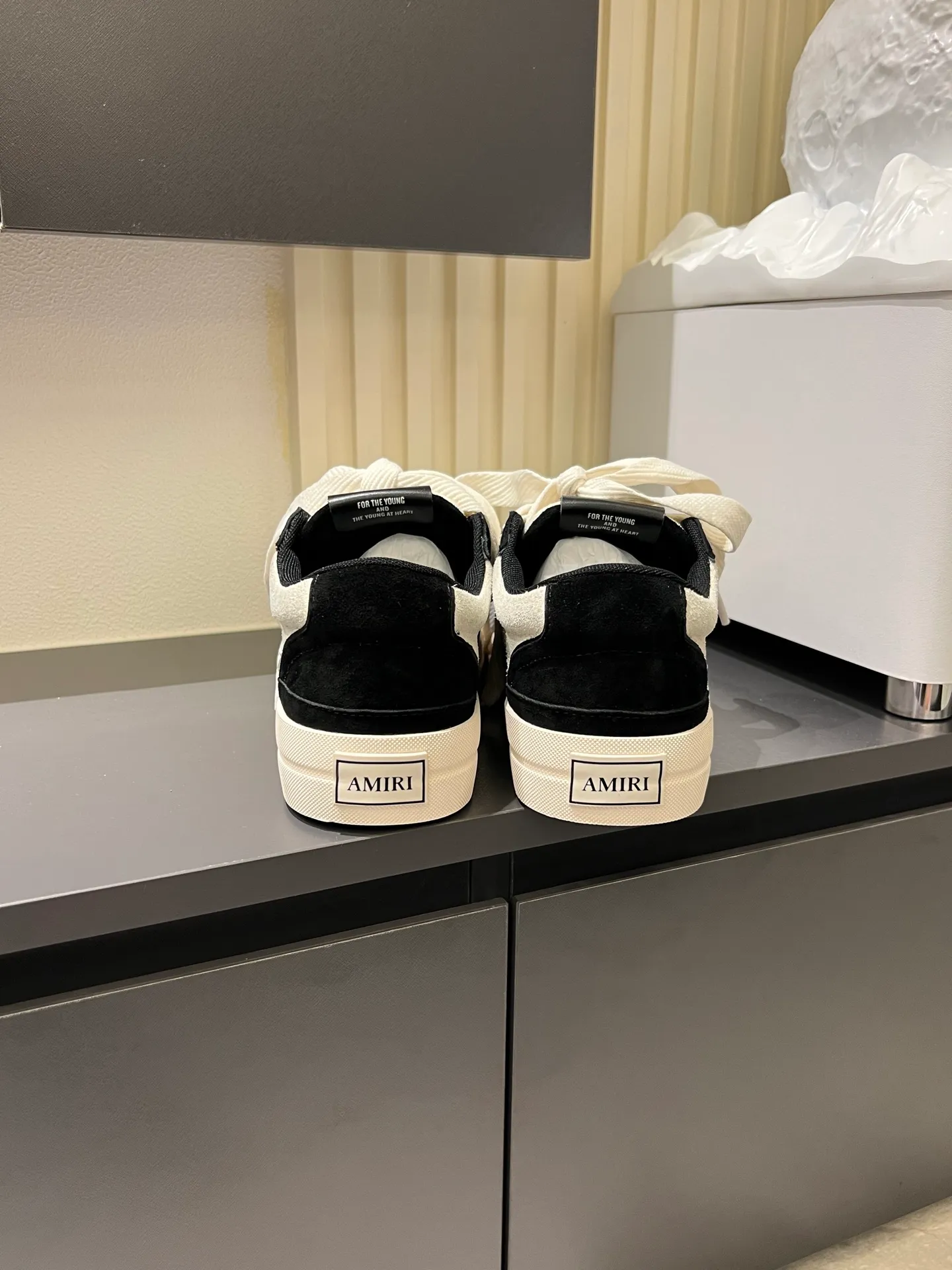 Men's shoes 💰p560 "AMIR*" new men's low-top casual sports sneakers bone shoes, another pair of irresistible bone shoes. Bone shoes are one of AMIRI's most popular items. Made of first-layer cowhide upper. The side bones are made of two cowhide laminations. It has a three-dimensional effect. The leather incisions are all oil-edged. Contrast color design. Simple style. Fashionable sports. Customized metal LOGO nameplate embellished with laces. Exclusive top-quality version. Supports contrast. Breathable mesh lining. The original rubber outsole is a must-have item for daily leisure. It is suitable for various occasions. If you pursue high quality, check it out. It is super cool on the feet and comes with a full set of original packaging! Size: 39-45!